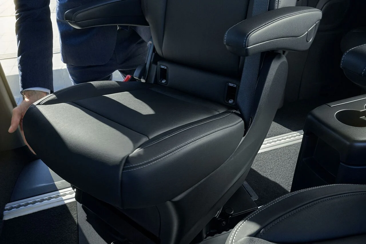 Renault Trafic Space — Ērti iekāpt un izkāpt arī vidējā rindā